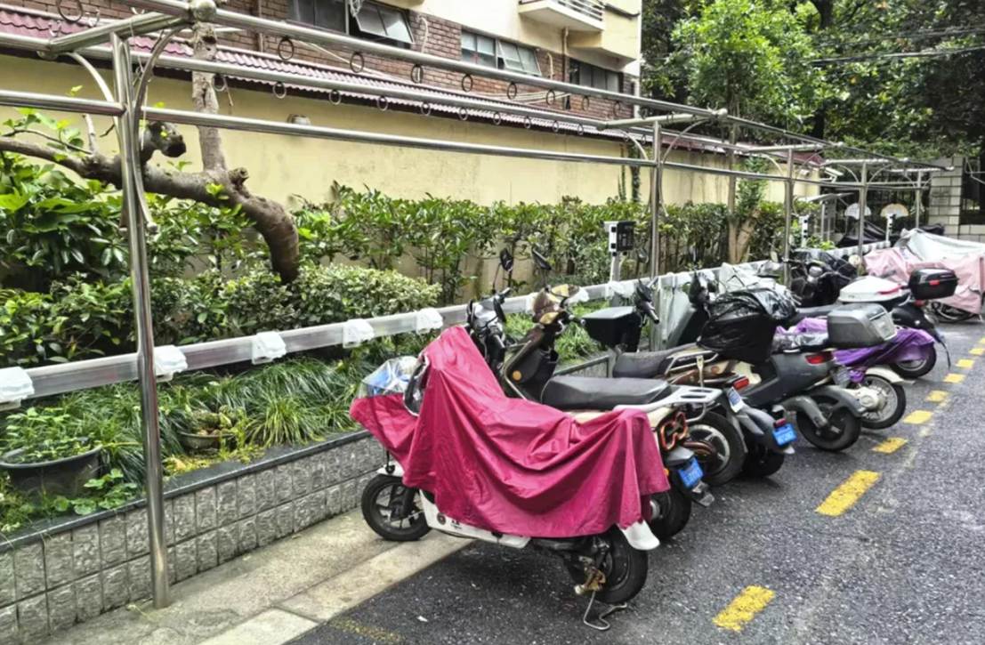 码”智能充电站“见缝插针”建起来动真碰硬丨为老旧小区添安全“砝(图1)